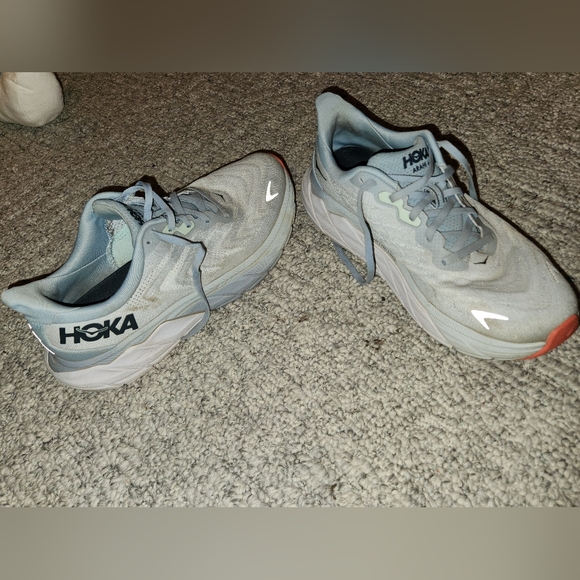 Women's Hoka tennis shoes size 10 - Picture 2 of 4